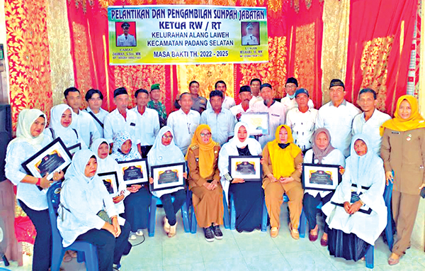 Alang Laweh Miliki 5 RW dan 20 RT Baru 1 FOTO BERSAMA— Foto bersama setelah pelantikan dan pengambilan sumpah jabatan RT/RW di Kelurahan Alang Laweh, Kecamatan Padang Selatan masa bakti 2022-2025, Senin (1/8).