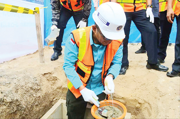 PELETAKAN BATU PERTAMA— Wali Kota Padang Hendri Septa meletakkan batu pertama tanda dimulainya secara resmi pembangunan Shelter (Stasiun Kecil) Perkeretaapian Pasar Alai, Kamis (4/8) pagi.