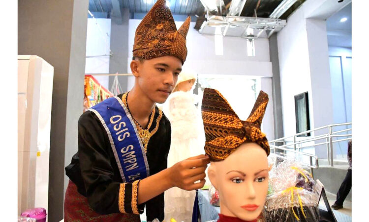 PRODUKSI DETA— Siswa SMP 24 Padang berhasil membuat Deta dan dipamerkan di di Pekan Ekonomi Kreatif di Gedung Youth Center Bagindo Aziz Chan.