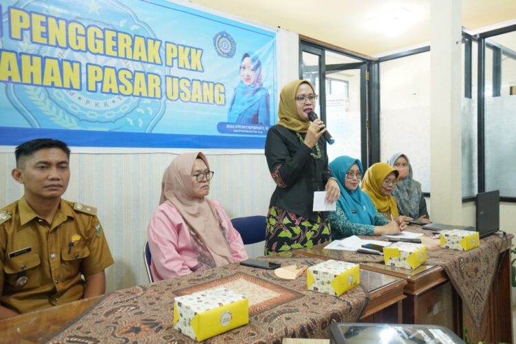 PKK Kota Palembang Studi Tiru ke Padang Panjang 1 SAMBUTAN—Rombongan PKK Kota Palembang ini, dipimpin Ketua Bidang I, Sustriana, S.Pd, M.Si yang disambut ketua PKK Padang Panjang yang diwakili Wakil Ketua II, Sri Hidayani Sonny Budaya Putra di Kantor Lurah Pasar Usang, Kecamatan Padang Panjang Barat.