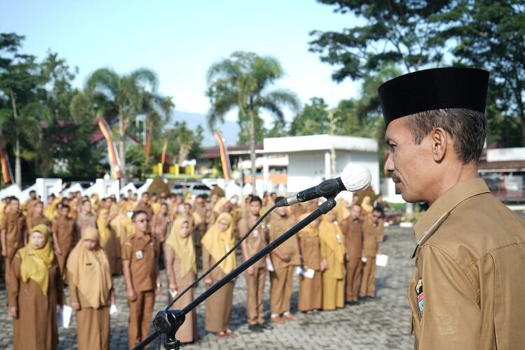 SAMBUTAN—Wakil Bupati Solok Selatan H. Yulian Efi saat berikan sambutan pada apel pagi kemarin.