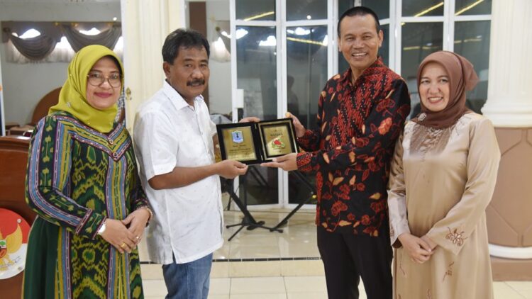 CENDERA MATA— Wako Pariaman Genius Umar bertukar cendera mata kepada Wako Binjai.