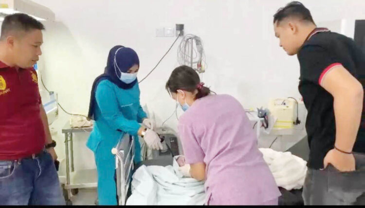 BAYI DITEMUKAN— Bayi laki-laki yang ditemukan dalam rawa di kawaasan Resort Awera kini menjalani perawatan di RSUD Mentawai.