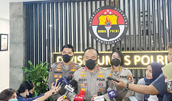 WAWANCARA— Kadiv Humas Polri Irjen Dedi Prasetyo saat diwawancarai wartawan.