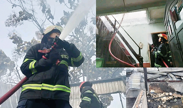 KEBAKARAN— Petugas Damkar melakukan penyemprotan air untuk memadamkan api yang 
membakar rumah dua lantai di Alang Laweh, Padang.