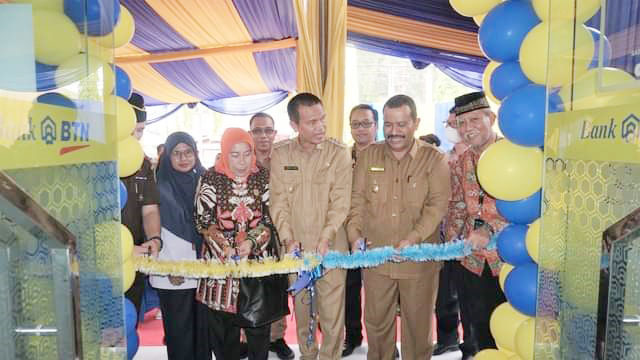Bank BTN Hadir di Kota Pariaman, Ekonomi Warga Meningkat Usai Pandemi Covid 19 1 RESMIKAN—Wali Kota Pariaman H Genius Umar gunting pita saat peresmikan Bank BTN.