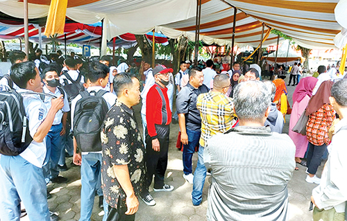 AKSI DAMAI DI KANTOR GUBERNUR— Ratusan orang tua dan siswa Kampus II SMAN 1 Padang menggelar aksi di Kantor Gubernur Sumbar, Senin (26/9). Mereka menuntut persamaan hak dan bisa pindah serta belajar di Kampus I SMA 1 Padang.