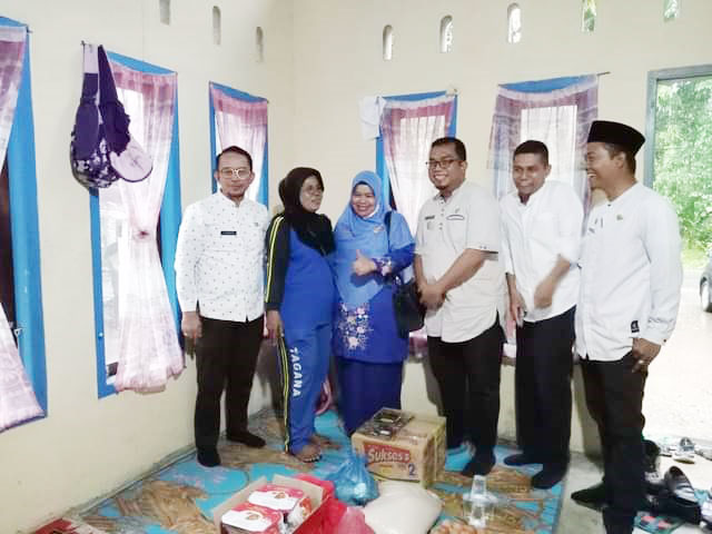 Manfaatkan dengan Sebaik-baiknya, Rumah Tertimpa Pohon, Warga Kampung Tangah Terima Bantuan 1 SERAHKAN BANTUAN—Kadis Sosial Pemberdayaan Perempuan dan Perlindungan Anak Padangpariaman Sumarni, saat serahkan bantuan.