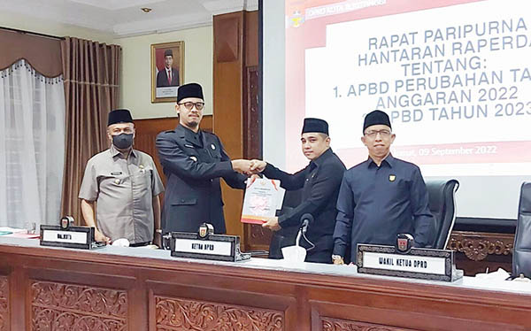 HANTARKAN RANPERDA— Walikota Bukittinggi hantarkan Ranperda R-APBD perubahaan 2022 dan R-APBD 2023.