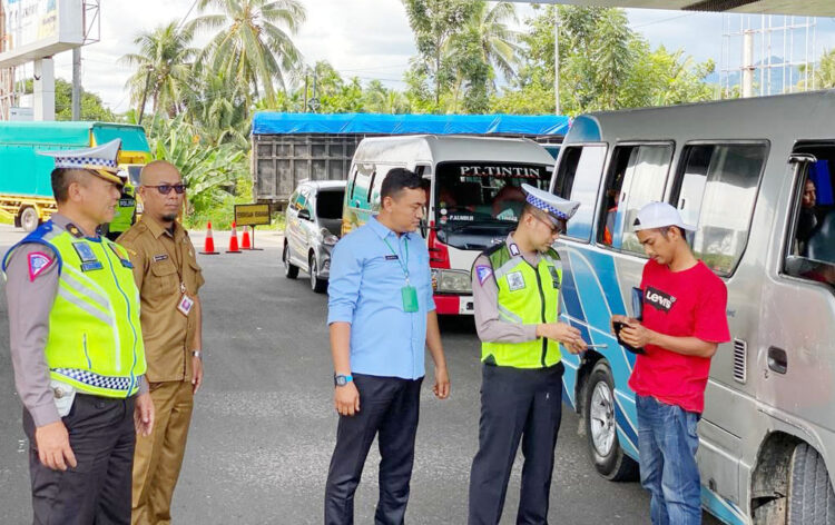 Ayo Bayar Pajak Kendaraan, Program 5 Untung Hanya Berlaku Hingga 12 November, Bapenda Libatkan Ditlantas Polda Sumbar Gelar Razia Gabungan 1 RAZIA GABUNGAN— Pemprov Sumbar melibatkan Ditlantas Polda Sumbar dan stakeholder saat menggelar razia gabungan menyasar kendaraan yang mati pajak atau belum melakukan pengesahan STNK, Selasa (27/9).