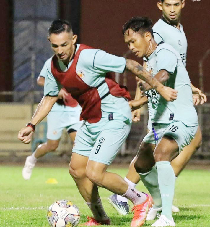 LATIHAN--Latihan terakhir yang dilakukan oleh tim Semen Padang FC di Stadion H. Agus Salim, Rabu (14/9) malam jelang laga melawan Persiraja di Stadion yang sama, Jumat (16/9).