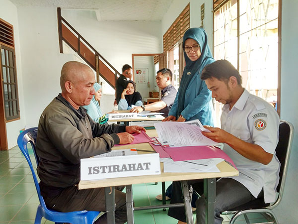 134 Orang Mendaftar Panwascam di Bawaslu Kota Payakumbuh, Dua Jam Jelang Penutupan, masih Ada yang Mendaftar 1 PANTAU— Ketua Bawaslu Kota Payakumbuh, saat memantau penerimaan berkas formulir pendaftaran panwascam di kantor Bawaslu Kota Payakumbuh.