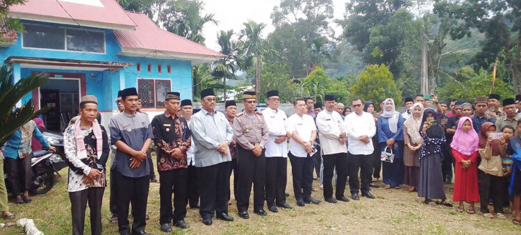 PEMBUKAAN MTQ— Bupati Pasaman Benny Utama bersama rombongan disambut oleh warga Mapattunggul Selatan sebelum membuka acara MTQ, kemarin.