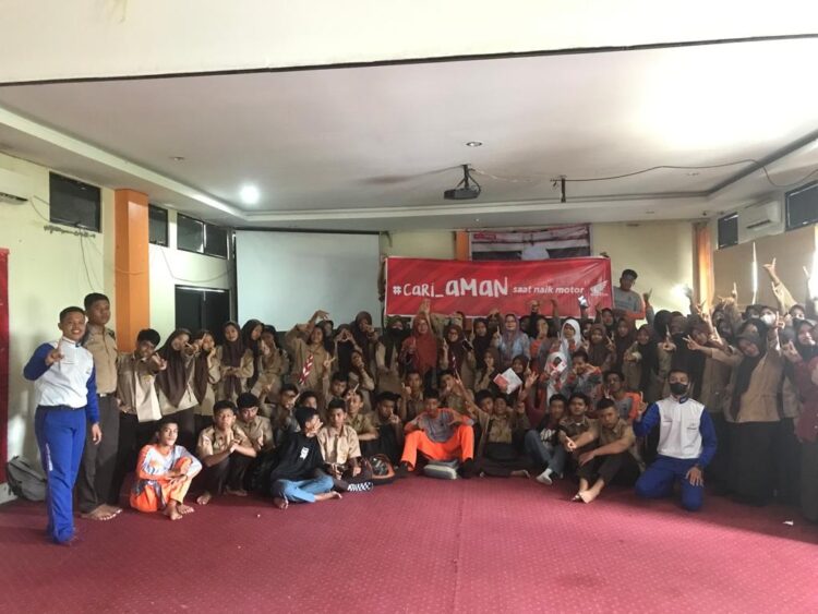 SOSIALISASI—Siswa SMKN 9 Padang usai mengikuti sosialisasi keselamatan berkendara bertema #cari_aMaN goes to school yang disampaikan oleh Febriadi dan Dio Suryanto selaku Safety Riding Instructor PT.Hayati Pratama Mandiri.