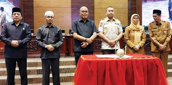 Fraksi-fraksi Sampaikan Pandangan Terhadap Ranperda Perubahan APBD 2022 1 poto bersama--Pimpinan DPRD Sumbar poto bersama dengan Wakil Gubernur usai Rapat Paripurna Penyampaian Pandangan Umum Fraksi-fraksi Terhadap Ranperda Perubahan APBD Tahun 2022 dan Penetapan Ranperda tentang Pengelolaan Keuangan Daerah.