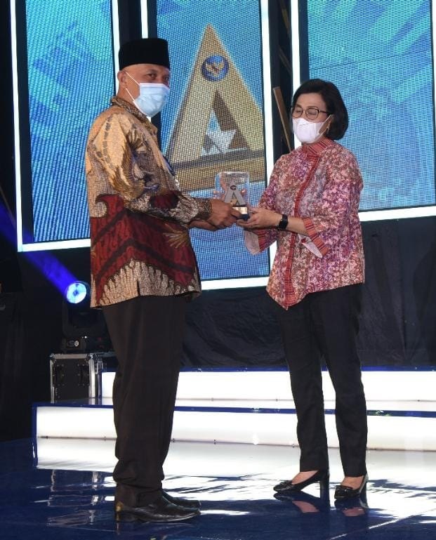 TERIMA PENGHARGAAN— Gubernur Sumbar, Mahyeldi Ansharullah menerima penghargaan dari Menteri Keuangan, Sri Mulyani pada Rakernas Akuntansi dan Pelaporan Keuangan Pemerintah Tahun 2022, di Jakarta, Kamis (22/9).