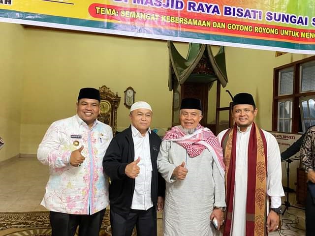 TABLIG AKBAR— Bupati Padangpariaman Suhatri Bur saat acara tabliq akbar.