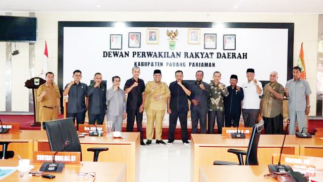 DPRD dan Pemkab Padangpariaman Sepakat Tiadakan Pembahasan Anggaran di Hotel, Efesiensi Anggaran Untuk Kelancaran Program Program Daerah 1 BERSAMA— Bupati Suhatri Bur bersama Ketua DPRD Ir H Arwinsyahdan jajaran usai rapat pembahasan APBD.