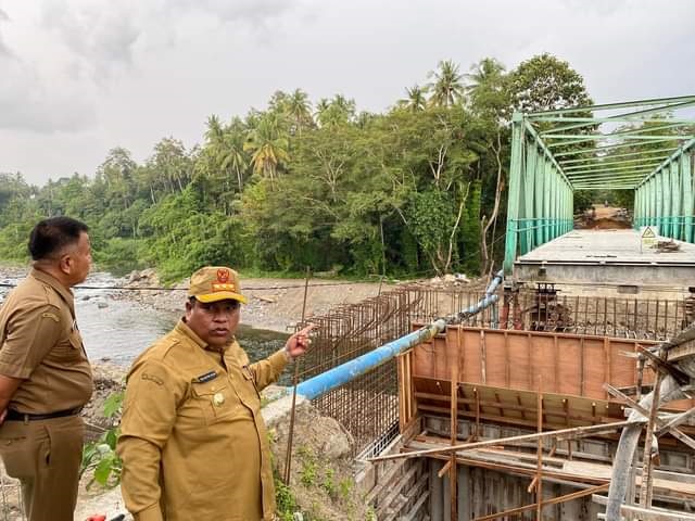 Trasportasi Berjalan Lancar dan Ekonomi Meningkat, Akhir 2022, Pengerjaan Jembatan Lubuk Napa Tuntas 1 JEMBATAN LUBUK NAPA DIKEBUT— Bupati Padangpariaman Suhatri Bur saat meninjau proyek pembangunan jembatan Lubuak Napa, Padang Sago, kemarin.