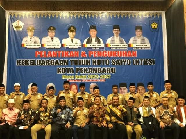 Potensi Objek Wisata masih Banyak yang Alami, Butuh Investor Menggarap untuk Menambah PAD di Kabupaten Padangpariaman 1 BERSAMA—Bupati Padangpariaman Suhatri Bur foto bersama dengan pengurus KTKS usai acara kemarin.