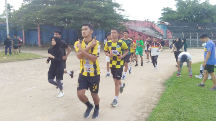 MULAI BERLATIH— Pemain PSP mulai menjalani sesi latihan di lintasan atletik Stadion GOR H. Agus Salim, Padang, Selasa (27/9) sore.