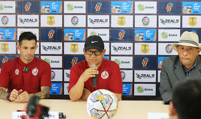 KONFERENSI PERS-Silvio Escobar bersama Coach Delfiadri dakam sesi Konferensi Pers jelang hadapi PSDS Deli Serdang, Kamis (29/9).