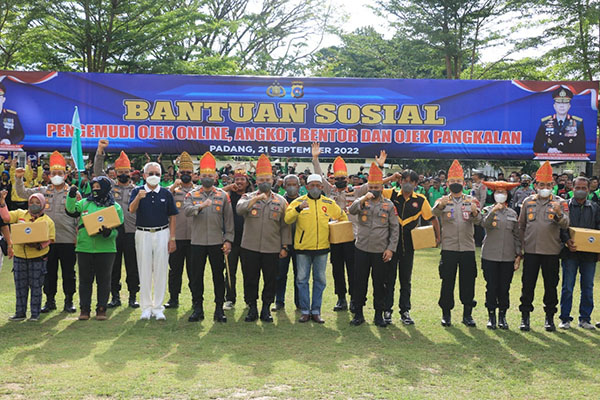 BANTUAN—Kapolda Sumbar foto bersama penerima bantuan.