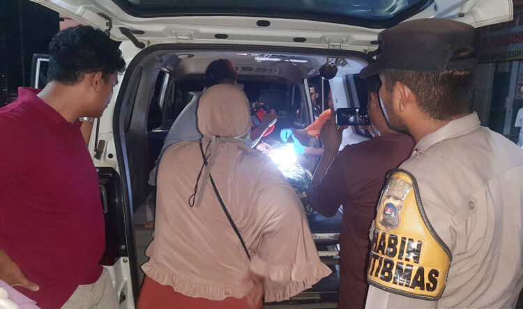 TEWAS TERSENGAT LISTRIK— Dua pekerja tambak udang yang tewas akibat tersengat listrik tegangan tinggi dievakuasi petugas.