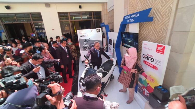 Dukung Akselerasi Kendaraan Listrik, AHM Hadir di Rangkaian Acara G20 1 MOTOR LISTRIK-Menteri Perdagangan RI Zulkifli Hasan bersama delegasi dari berbagai negara mengamati motor listrik Honda PCX Electric yang dipajang dalam rangkaian kegiatan G20 di Bali.
