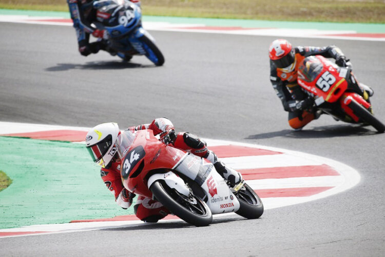 Pebalap Binaan AHRT kembali Raih Poin di JuniorGP 1 BALAPAN—Pebalap binaan AHRT, Fadillah Arbi Aditama menuntaskan balapannya dengan finis di posisi ke-15 pada FIM JuniorGP World Championship.