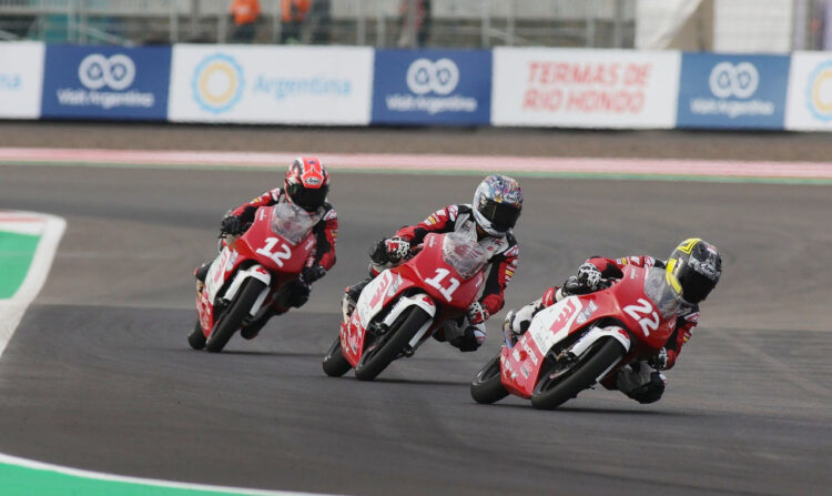 BALAPAN—Para pebalap binaan Astra Honda saat berada di lintasan sirkuit.