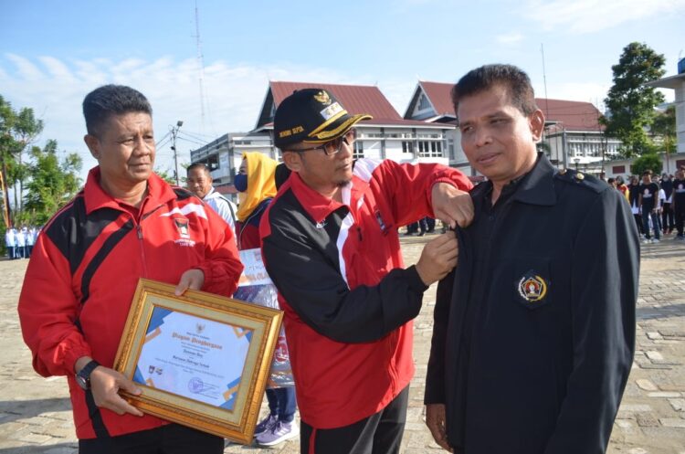 PENGHARGAAN—Peringatan Haornas ke-39 tahun 2022, Pemko Padang, memberikan penghargaan kepada Dasman Boy Dt Rj Dihilie sebagai wartawan olahraga terbaik kota Padang.