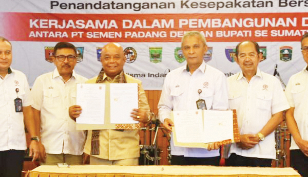 KERJASAMA— Sekda Edi Busti Mewakili Bupati Agam melakukan penandatanganan kerjasama bersama PT. Semen Padang.