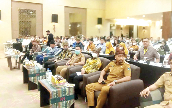 MENGHADIRI— Wagub Sumbar Audy Joinaldy turut menghadiri pemilihan pengurus BPC Hiswana Migas Sumbar, di Hotel Mercure Padang, Senin (5/9).