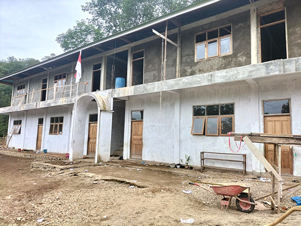 TERBENGKALAI—Terlihat salahsatu sekolah yang berada di Kabupaetn Solok Selatan pembangunannya masih terbengkalai.