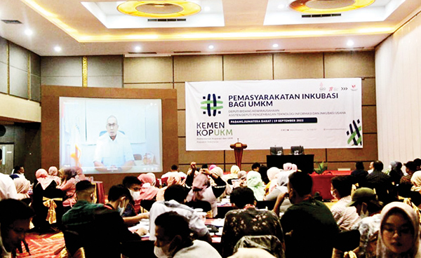 PELATIHAN— Anggota Komisi VI DPR RI Andre Rosiade saat membuka pelatihan “Pemasyarakatan Inkubasi bagi UMKM” yang dilaksanakan Deputi Bidang Kewirausahaan Asisten Deputi Pengembangan Teknologi Informasi dan Inkubasi Usaha Kemenkop UKM di Hotel Truntum Padang, Senin (19/9).