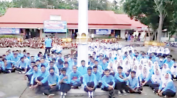 BANTU SINYAL TELKOMSEL— Para siswa SMA 4 Bukittinggi saat melakukan rekaman video yang diterima Anggota DPR RI asal Sumbar Andre Rosiade. Para siswa meminta bantuan Andre untuk menghadirkan sinyal di lingkungan sekolah mereka.