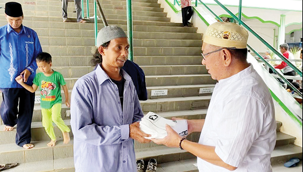 Andre Rosiade Berbagi Jumat Berkah di Masjid Taqwa Muaro Sijunjung 1 JUMAT BERKAH— Sebanyak 400 paket nasi kotak dibagikan kepada para jamaah usai menunaikan shalat Jumat (16/9), dalam kegiatan Jumat Berkah Andre Rosiade di Masjid Taqwa, Muaro Sijunjung