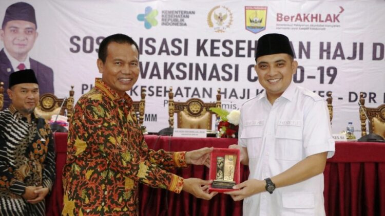 TUKAR CENDERA MATA— Wali Kota Genius Umar saat tukar cendra mata dengan anggota DPR RI.