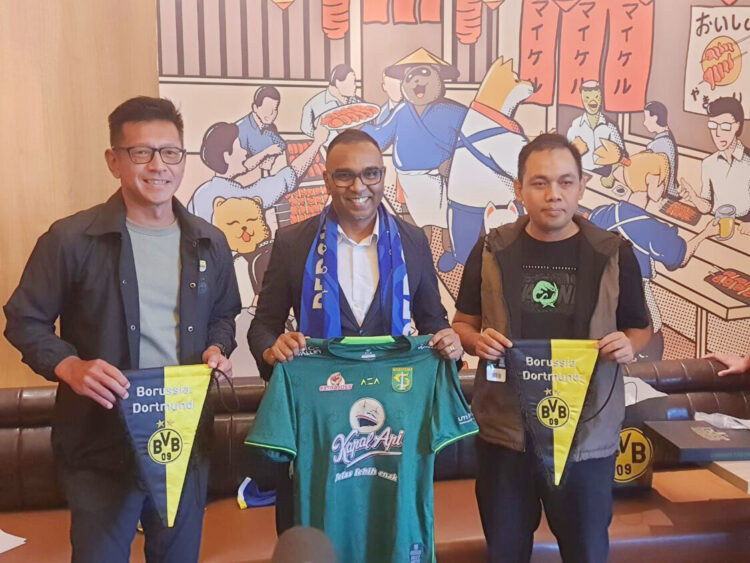 Dari kiri, Direktur PT Persib Bandung Bermartabat Teddy Tjahjono, Managing Director Asia-Pasifik BVB Suresh Letchmanan, dan Direktur Operasional Persebaya Candra Wahyudi di SCBD, Jakarta Selatan,