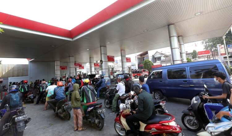 antre— Sejumlah pengendara sepeda motor antre mengisi BBM jenis Pertalite di SPBU Senen,Jakarta, Sabtu (3/9/2022).