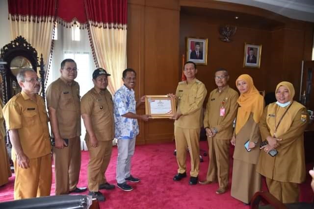 LIHATKAN— penyuluh pertanian perlihatkan piagam dan wako terima penghargaan dari kementrian.