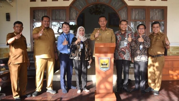 DUKUNGAN—Wako Genius Umar bersama dengan manajemen BCA, kemarin.