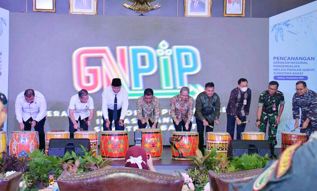 PUKUL GENDANG— Kepala BI Sumbar Wahyu Purnama A bersama Gubernur Mahyeldi dan Forkopimda memukul gendang sebagai tanda reminya pencanangan Gerakan Nasional Pengendalian Inflasi Pangan (GNPIP).