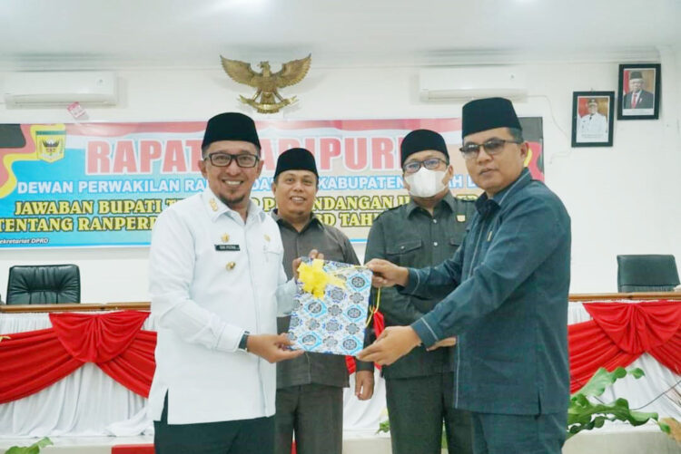 SERAHKAN RANPERDA—Bupati Eka Putra serahkan jawaban dan diterima pimpinan sidang Anton Yondra.