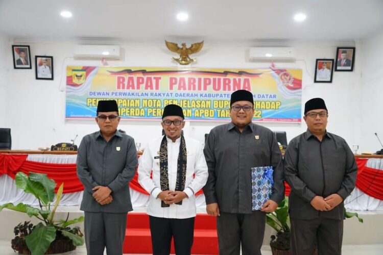 FOTO BERSAMA—Ketua DPRD Roni Mulyadi dan Wakil foto bersama Bupati Tanahdatar Eka Putra.