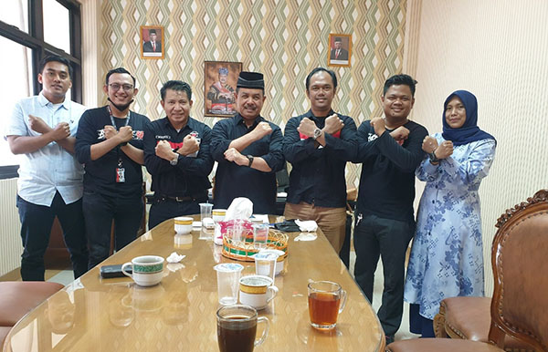 SILATURAHMI—Ketua Barikade 98 Provinsi Sumbar Musril didampingi Sekretaris, Dibya Prayassita Somya Rosa dan pengurus bersilahturahmi dengan Ketua LKAAM Sumbar, Fauzi Bahar, Selasa (27/9) di Gedung Sekretariat LKAAM Sumbar di Padang.