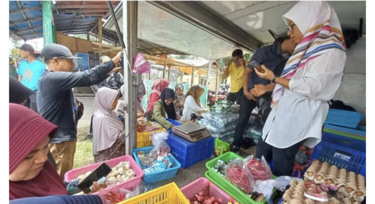 Bazar Sembako Murah Diserbu Warga di Bukittinggi 1 BAZAR MURAH—Pemkot melalui Dinas Pertanian dan Pangan bekerjasama dengan Bulog Kantor Cabang Bukittinggi dan TTIC Dinas Pangan Provinsi Sumatera Barat mengadakan Bazar Sembako Murah bertempat di empat lokasi berbeda secara serentak.