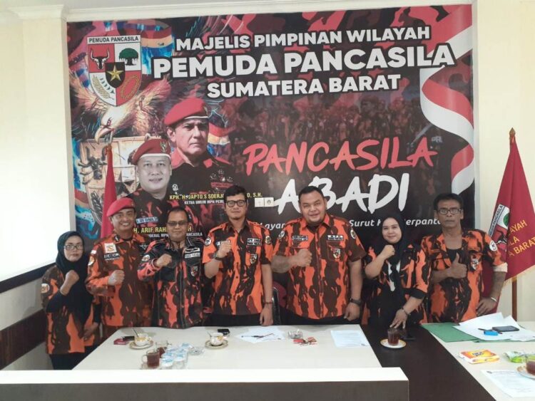 FOTO BERSAMA—Foto bersama SC Muswil VIII Ormas Pemuda Pancasila Provinsi Sumatera Barat (Sumbar) yang akan membuka pendaftaran balon Ketua Majelis Pimpinan Wilayah (MPW) periode 2022-2027.