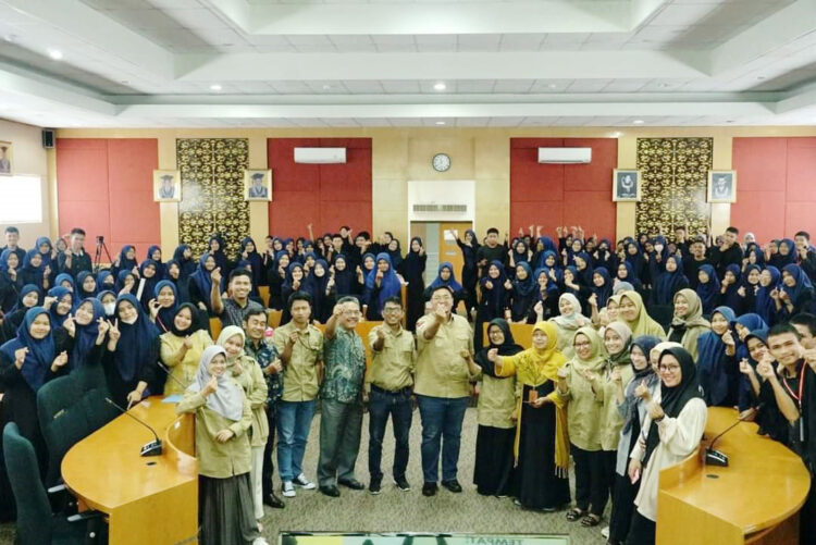 FOTO BERSAMA—Usai kuliah umum di UNP Wabup  Richi Aprian, foto bersama.